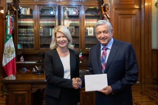 El presidente Andrés Manuel López Obrador con Päivi Pohjanheimo, embajadora de Finlandia. (TWITTER)