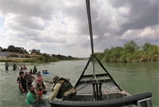 Durante la semana pasada, las autoridades norteamericanas realizaron diversos rescates y aseguramientos de inmigrantes, quienes han quedado atrapados en la parte media del río Bravo. (ARCHIVO)