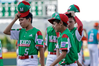 Los peloteritos mexicanos se lamentan tras quedar eliminados en la Serie Mundial de Pequeñas Ligas. (AP)