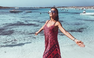 Angelique compartió en su cuenta de Instagram varias fotografías en las que presume de sus curvas bajo los rayos del sol. (INSTAGRAM)