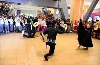 El grupo de más de 70 deportistas fueron recibidos con una sorpresa: danzas características de la costa, sierra y selva de Perú, a cargo de Lima Airport Partners. (ESPECIAL)