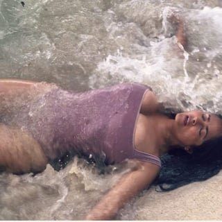 La actriz de 'Frida' y 'Duro de cuidar' subió a su cuenta de Instagram imágenes donde se le ve recostada en la playa. (ESPECIAL)