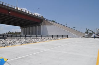 Fue inaugurada la obra del retorno bajo el puente Solidaridad, en el bulevar Ejército Mexicano, una vialidad que fue solicitada por los empresarios del parque industrial Carlos Herrera. (FABIOLA P. CANEDO/EL SIGLO DE TORREÓN)
