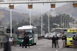 El secuestro se registró a primera hora de este martes en medio del puente de 14 kilómetros que comunica a las ciudades de Río de Janeiro y Niteroi. (EFE)