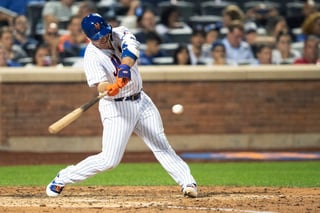 Pete Alonso, de los Mets de Nueva York, conecta un doblete de dos carreras en el séptimo inning del juego ante los Indios de Cleveland. (AP)