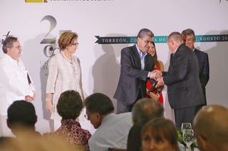 La ceremonia se llevó a cabo en el Centro de Convenciones de Torreón. Acudieron homenajeados y familiares. (CORTESÍA)