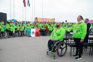 La delegación mexicana durante la ceremonia de izamiento de la bandera en los Juegos Parapanamericanos. (ESPECIAL)