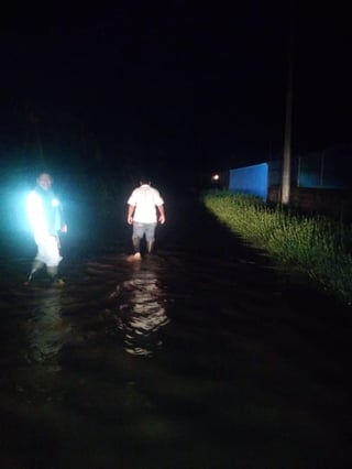 Alrededor de 125 personas fueron desalojadas por el desbordamiento del río en el barrio San José Filapa, en el municipio de Acapetahua, Chiapas, tras las fuertes tormentas registradas en las últimas horas, que causaron daños en 30 viviendas. (TWITTER)