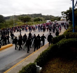 Policías estatales desalojaron esta mañana a normalistas de la Escuela Intercultural Bilingüe Jacinto Canek que ocuparon la caseta de cobro de Chiapa de Corzo - San Cristóbal de las Casas. (TWITTER)