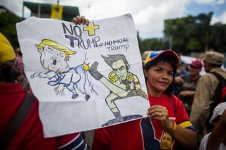 Bajo el lema 'No más Trump' decenas de ciudadanos continúan firmando en los formularios que el chavismo dispuso en todo el país para reunir 13 millones de nombres en contra del bloqueo de bienes estatales venezolanos en EUA. (ARCHIVO)