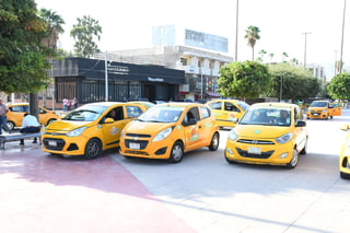 Realizan sanciones a líneas de taxis que no cumplen con los requisitos ante el Municipio de Torreón. (FERNANDO COMPEÁN)