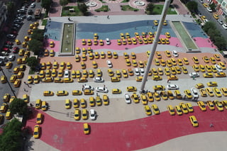 Alrededor de 150 taxistas de diversas líneas se manifestaron durante el miércoles en la explanada de la Plaza Mayor de Torreón. (VERÓNICA RIVERA)