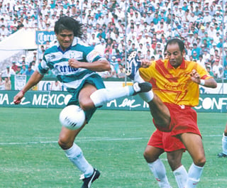 Pedro Muñoz enfrentó a delanteros muy peligrosos, entre ellos 'El Fantasma' Figueroa. (RAMÓN SOTOMAYOR)
