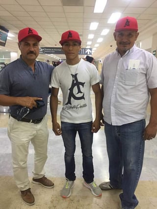 El púgil (c) viajó con su promotor Héctor Sánchez y Tavo Rodríguez. (ESPECIAL)