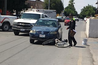 El ciclista fue impactado por un automóvil Volkswagen Pointer. (EL SIGLO DE TORREÓN)