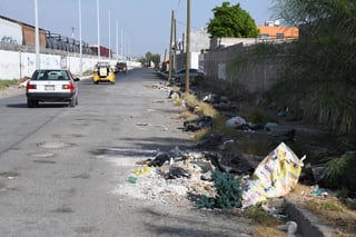 Aún hay lugares de la ciudad donde la gente tira la basura en la calle. (EL SIGLO DE TORREÓN)