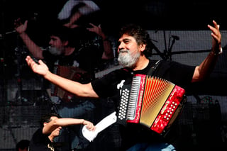 Pionero en la fusión y mezcla de sonidos tropicales con todo tipo de géneros musicales, Celso Piña, de 66 años, falleció en Monterrey, Nuevo León. (ARCHIVO)