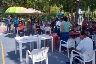 Comerciantes de la Alameda Zaragoza de Torreón realizaron ayer jueves una nueva reunión, ahora con regidores del municipio. (ROBERTO ITURRIAGA)