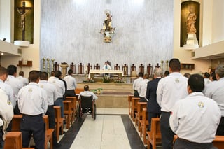 Ayer a las 9 de la mañana se llevó a cabo una misa en la catedral por el Día del Bombero. (FERNANDO COMPEÁN)