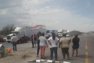Habitantes del poblado, en su mayoría mujeres, bloquearon la carretera Gómez Palacio-Jiménez; demandaron respuesta de la CFE. (EL SIGLO DE TORREÓN)