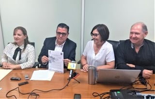 Fue alrededor de las 09:00 horas que los ediles presentaron el documento ante la oficina del alcalde Jorge Zermeño, se trata de la primera vez en la actual administración que se solicita la remoción de un funcionario público de su cargo.
(EL SIGLO DE TORREÓN)