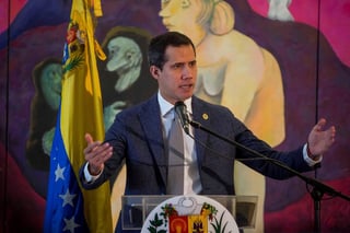 Guaidó, reconocido por Estados Unidos como el presidente legítimo de Venezuela, agregó que planea mantener el cargo de presidente interino incluso después de que concluya su periodo como presidente de la Asamblea Nacional. (ARCHIVO)