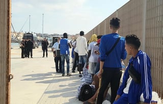 La partida de quince de estos migrantes a España es parte del acuerdo de reparto fijado por la Comisión Europea, en el que también participan Alemania, Francia, que se hará cargo de 40, Luxemburgo y Portugal. (EFE)