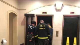Medios locales dicen que Sam Waisbren, de 30 años, iba a salir del elevador cuando la caja de arriba se puso en movimiento y fue atrapado. (ESPECIAL)