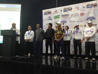 Marco Rivera recibió el Trofeo Hemerodromos en el 2013 al cumplir 100 maratones concluidos. (CORTESÍA)