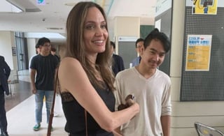 Orgullosa. La actriz Angelina Jolie se emociona al dejar a su hijo Maddox en la Universidad Yonsei de Seúl.