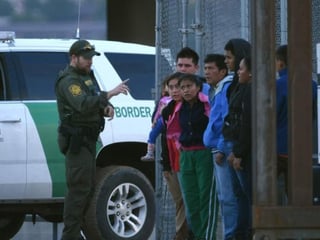 La menor formaba parte de un grupo de 21 personas arrestadas por los uniformados después de cruzar ilegalmente el Río Grande, llamado también Río Bravo y que sirve de frontera natural entre Estados Unidos y México en Texas.
(ARCHIVO)