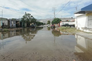 Las colonias del oriente de Torreón fueron las que mayores encharcamientos presentaron con las lluvias de la noche del viernes; el pronóstico es que seguirán las precipitaciones ligeras (BEATRIZ A. SILVA)