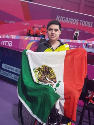 Víctor Reyes ganó oro en tenis de mesa, al vencer 11-9, 8-11, 16-14, 10-12 y 11-6 en la final de la categoría TT2 al chileno Luis Flores. (CORTESÍA CONADE)