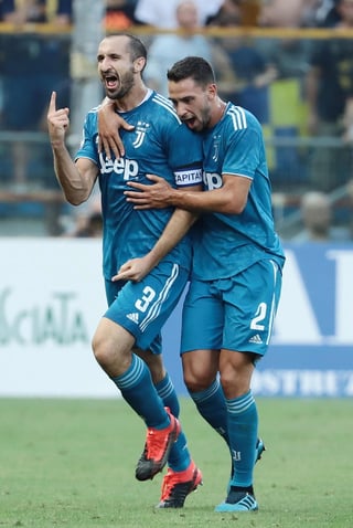 Giorgio Chiellini (i) celebra tras anotar el único gol del juego. (EFE)