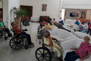Se atiende a 32 adultos mayores en la Casa del Anciano Padre Estala y 2 personas con discapacidad, por lo que piden su apoyo. (VIRGINIA HERNÁNDEZ)