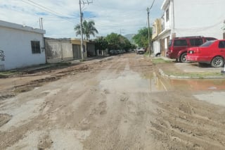 Tras las lluvias de los recientes días, las calles de Rincón La Merced están enlodadas. (BEATRIZ A. SILVA)