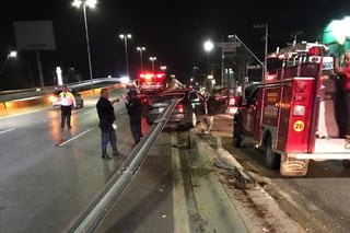 Conductor se estrella contra camellón del puente Centenario. (EL SIGLO DE TORREÓN)