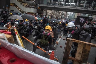 Manifestantes crearon barricadas improvisadas, desde donde lanzaron palos, varillas y ladrillos a la policía antidisturbios. (EFE)