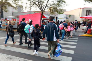 Entre algunas amenazas de paro de la CNTE, protestas y en la mayoría de los casos, un retorno tranquilo, en Michoacán, Veracruz, Oaxaca y Chiapas, más de cinco millones de menores de educación básica iniciaron clases. (ARCHIVO)