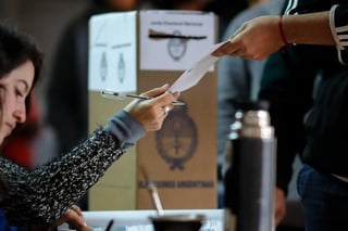 Los expertos tecnológicos designados por la Justicia electoral argentina para controlar las primarias del pasado 11 de agosto alertaron este lunes que el recuento provisional de los comicios, a cargo del gobierno, funcionó de manera 'totalmente defectuosa'. (ARCHIVO)
