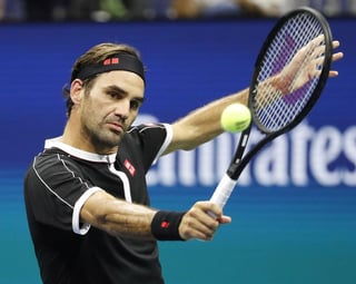 Tras perder sorpresivamente el primer set, Roger Federer se impuso 4-6, 6-1, 6-2, 6-4 a Sumit Nagal, en la primera ronda del US Open. (EFE)