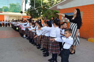 En La Laguna alrededor de 200 mil alumnos de nivel básico regresaron ayer a las aulas. (MARY VÁZQUEZ)