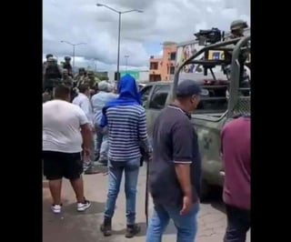 Los soldados, explica el comunicado, fueron bloqueados por un grupo aproximado de 38 personas. (ARCHIVO)
