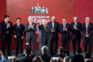 El presidente Andrés Manuel López Obrador anunció esta mañana de martes que el Gobierno federal logró un acuerdo con las empresas de gasoductos y pidió a los reporteros reunidos en Palacio Nacional un aplauso al final del evento. (EFE)