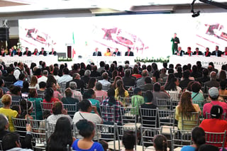 La alcaldesa de Gómez Palacio, Leticia Herrera Ale, rindió ayer su tercer y último informe de gobierno en el centro de convenciones. (EL SIGLO DE TORREÓN/FERNANDO COMPEÁN)