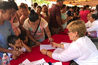 El Gobierno municipal entregó los apoyos económicos a los beneficiarios en la plaza principal de Ciudad Lerdo. (EL SIGLO DE TORREÓN/ANGÉLICA SANDOVAL)