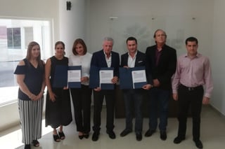 A fin de brindar trámite de testamento a bajo costo, el Colegio de Notarios, el alcalde de Torreón y el DIF firmaron el convenio. (BEATRIZ A. SILVA)