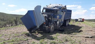 El accidente ocurrió a la altura del kilómetro 136 de la carretera libre a Durango, en el tramo Cuencamé-Yerbaniz. (EL SIGLO DE TORREÓN)