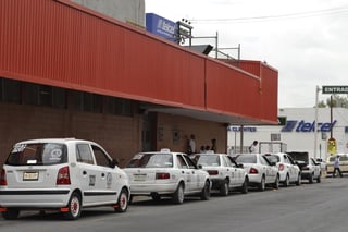 Se revocó la operación de 120 placas de taxis en La Laguna, al no cumplir con los requisitos contemplados en la Ley de Transporte del estado. (ARCHIVO)