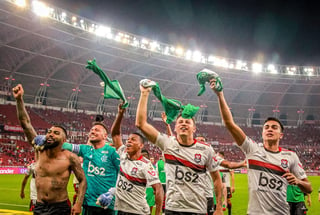 Jugadores del Flamengo celebran tras igualar 1-1 con Internacional, con lo que lograron el boleto a semifinales de Copa Libertadores. (EFE)